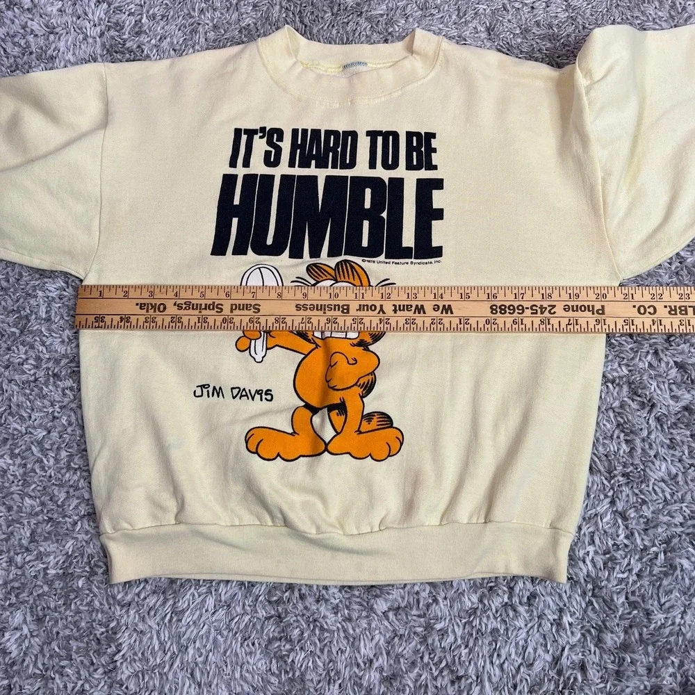 Vintage Garfield Sweatshirt M Yellow Hard To‎ Be Humble Comic Crewneck 70s